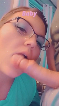 Prendre des vidéos de moi en train de jouer avec sa bite avec ma bouche, c’est tellement amusant 