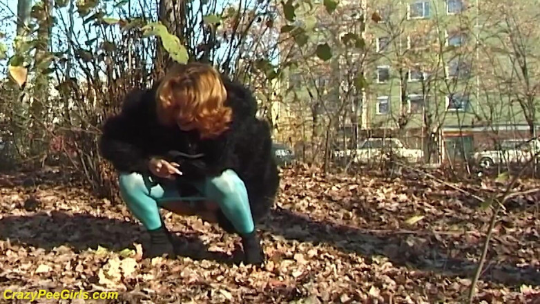Crazy pee girls: Pisse en plein air dans la forêt