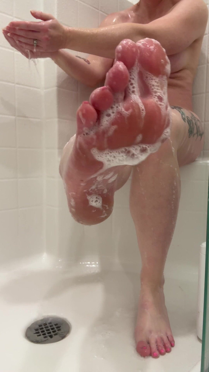 Naughty Talulah: Tôn thờ chân một mình