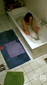 MILF Verzorgt Persoonlijke Hygiëne in De Badkamer