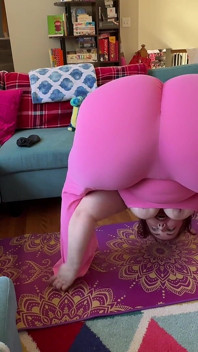 Mamă Sexy Albă Kinky Katie Se Masturbează În Timpul Yoga - Instrucțiuni De Masturbare