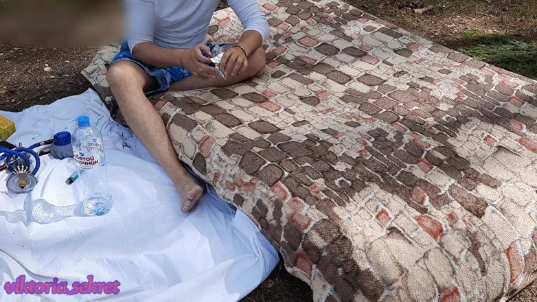 Viktoria_sekret: Piękno w seksownej sukience i pończochach rucha się w lesie