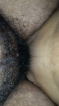 El momento de la eyaculación mientras caza en el fondo de la noche