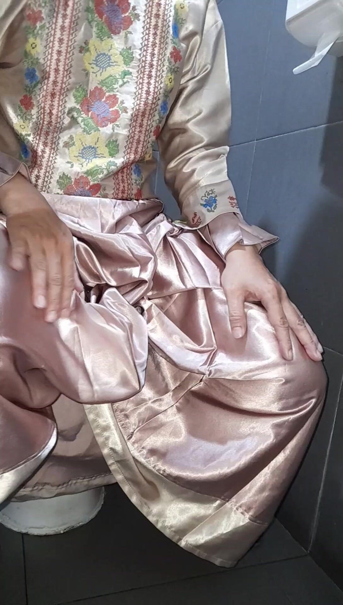 Naomisinka: Crossdresser vestindo cetim set masturbação