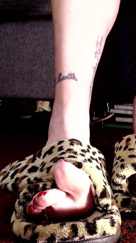 Zehenwichsen in Fuzzy Slippers