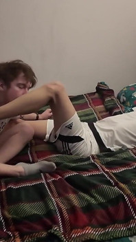 เพื่อนนักฟุตบอลเซ็กซี่ของฉันยอมให้มัดแล้วเย็ดแบบไม่ใส่ถุง