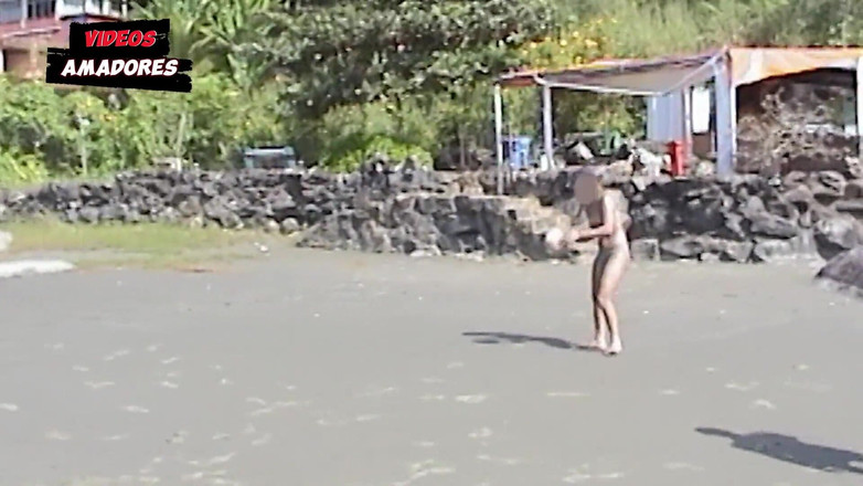 Amateurs videos: Ragazze calde si toglieno i vestiti su una spiaggia deserta