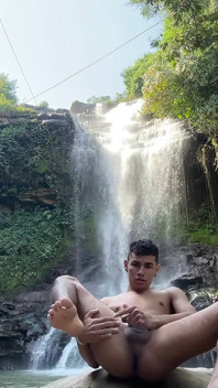 Aku muncrat banyak banget di luar ruangan di bawah air terjun