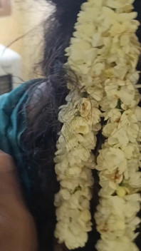 Dona de casa trabalha em casa com meia-irmã e seu marido