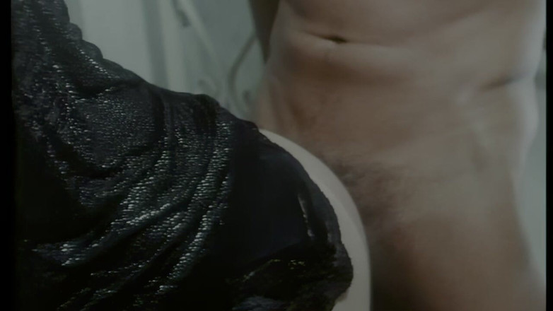 Inthe MILF room: Этому зрелому члену нужны два члена — один белый, один чёрный