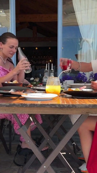 スイングカップルが妻の交換のために集まり、同じソファで情熱的にセックスする