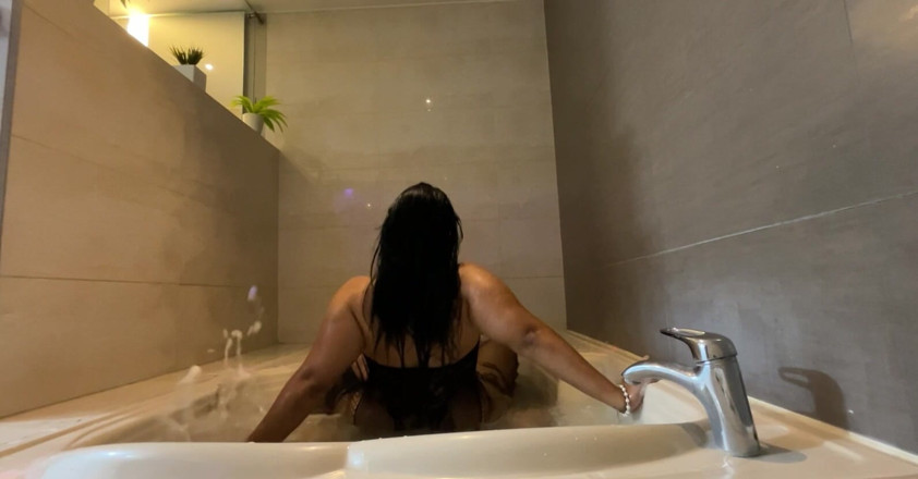 Monozion: Велика дупа в костюмі сидить зі своїм коханим у саморобній ванні