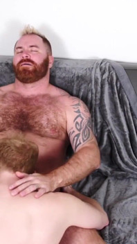 BEARFILMS - Beruang Matang Zack Acland membiakkan Cub Cooper Roads