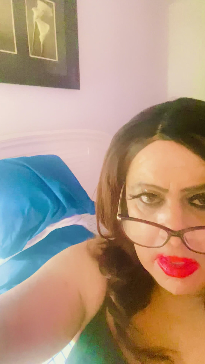 Krissy Sweets: Krissy Sweets si hladí péro