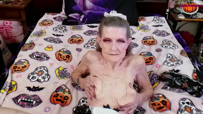 Sexy Sandra N Sir Christopher: Gilf mucama manteniendo su trabajo sexy Sandra halloween 2026 solo