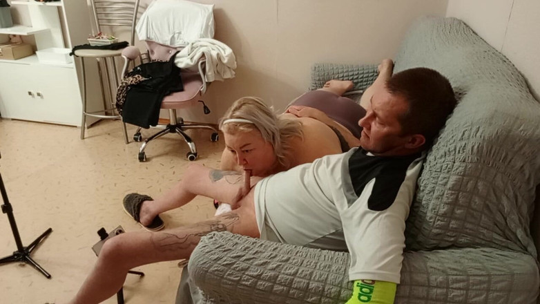 Zona901: Nachbarin schluckt sperma nach einem sanften blowjob