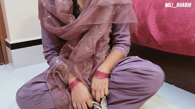 Mili bhabi: Hermosa esposa india en apretado coño - sexo con audio hindi