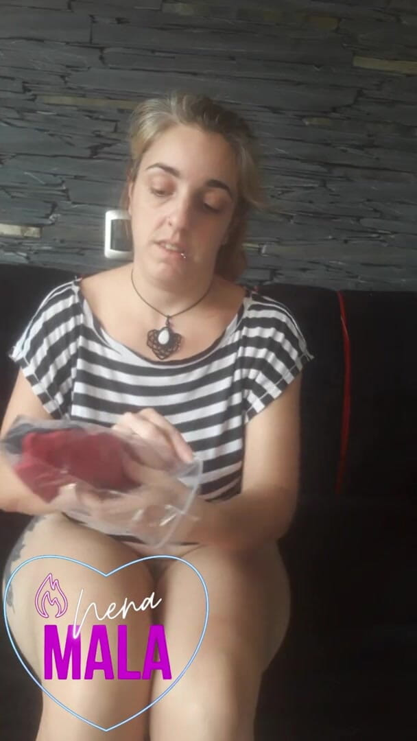 tunoviaputita: Educação sexual. Nenamala desfila e deixa sua calcinha muito cremosa....