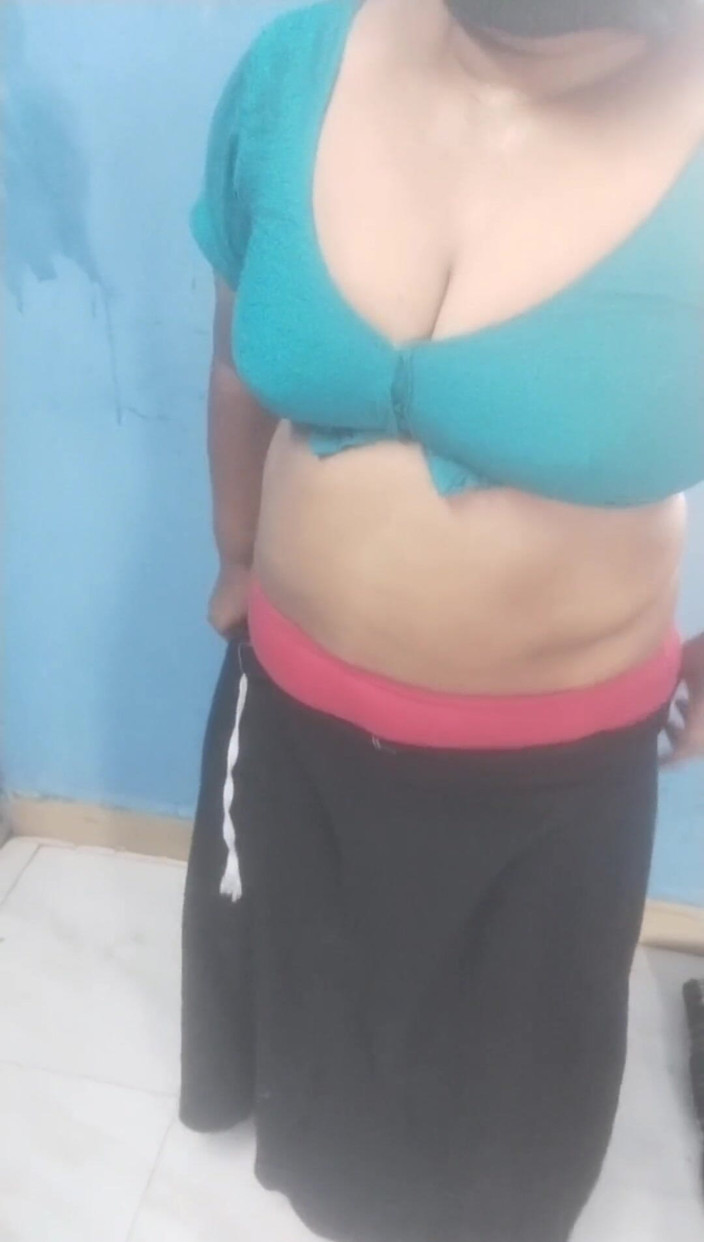 Tamil lesbian: Anni dan aku lagi asik sambil ngomong jorok