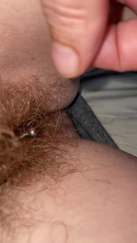 Ein haar, himmel als einzelner schamhaar wird um mein kitzler-piercing erwischt