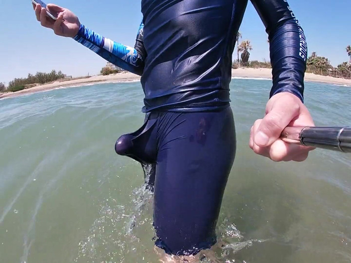 Cool Body: Surfer dostaje wyprostowany w swojej Lycra dla przyjemności ludzi