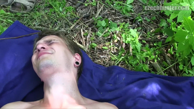 Czech Hunter: Amatérské dvojče šukají venku do zadku