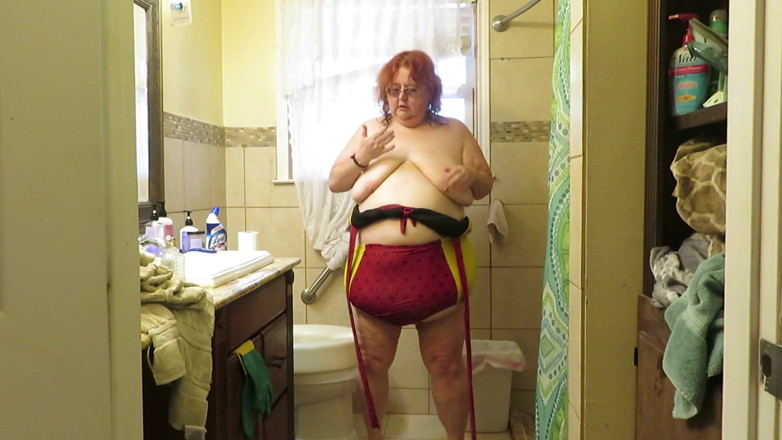 BBW nurse Vicki adventures with friends: Sexy zpocená mokrá Naighty Sestra Vicki se po umytí auta...
