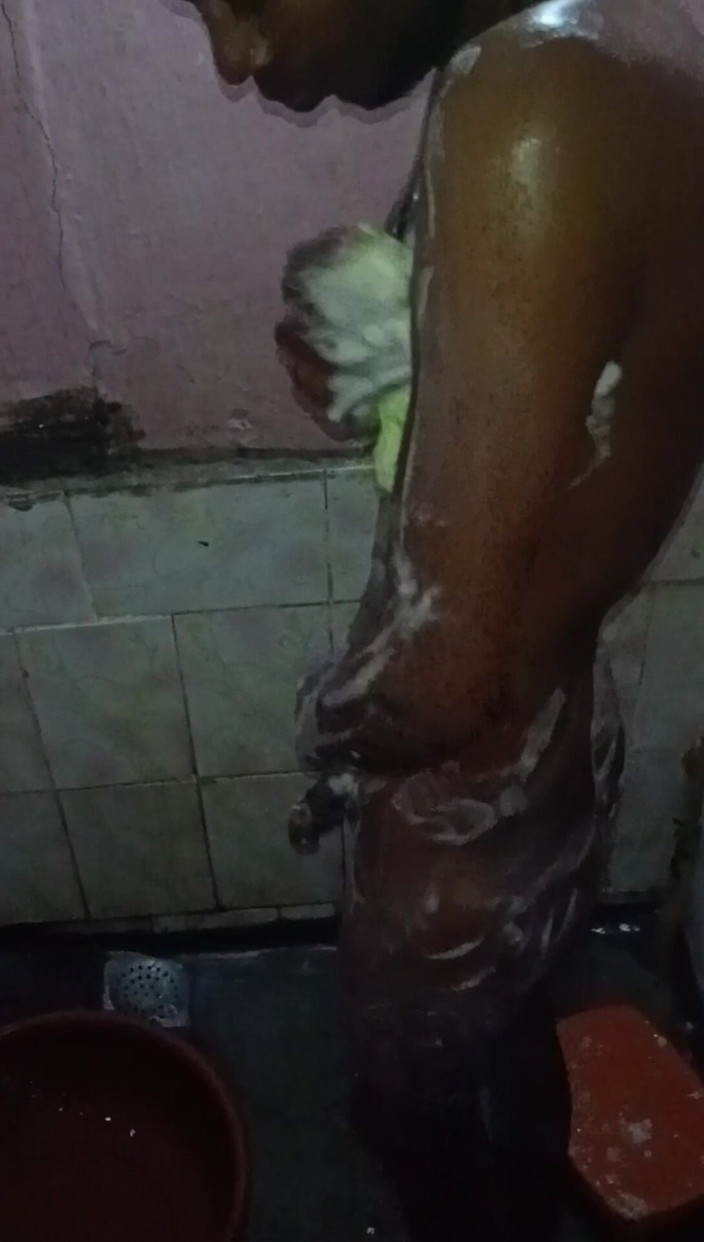 Arvind6355: 화장실에서 차가운 물로 목욕을 즐기세요