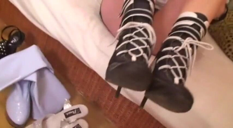 Foot Girls: Blonde MILF lick her feet and high heels