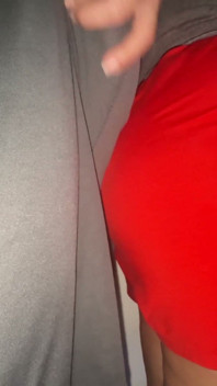 Meisje met dikke kont grijpt de penis van een vreemde en hij komt klaar op haar billen.