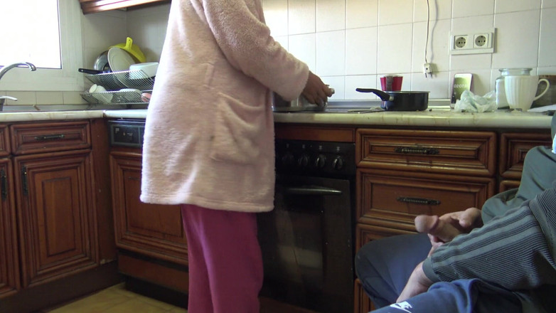 Stepmom Susan: Cfnm - azgın orta yaşlı seksi kadın mastürbasyon yaptıktan sonra dölünü...