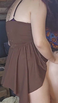 Menonton lesbian teman wanita kita mengongkek antara satu sama lain dengan strap-on