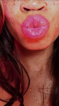 Cewek pecundang lipstik menggoda