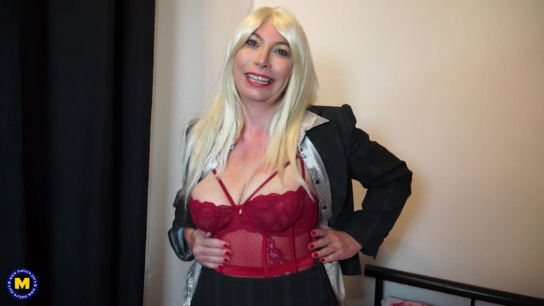 Mature NL: Inglesa Madura MILF Barby Dedos Sua Buceta Raspada Na Cama