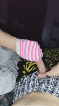 Ateşli pembe ve beyaz çizgili çoraplı çorapla mastürbasyon - çoraplara boşalma