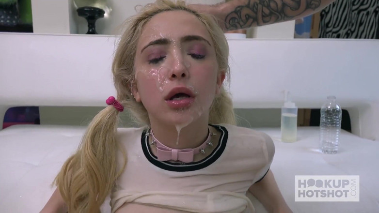 Hookup Hotshot: Roztomilá blondýnka Jane Wilde drsně šuká na online rande