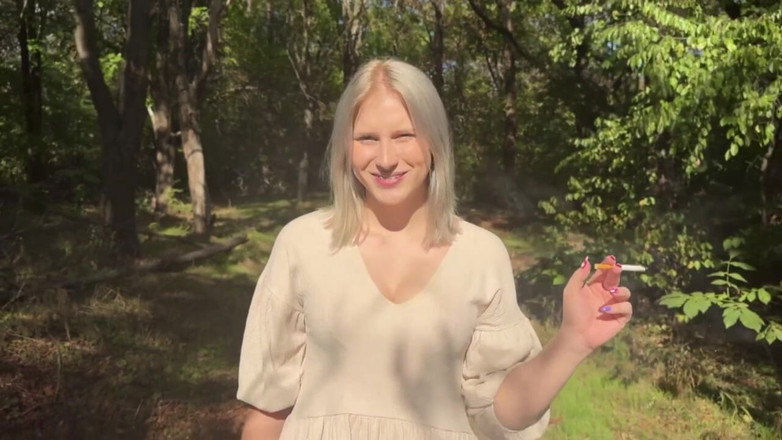 MertyXXX: 在废弃的公园里散步，寻找暴露狂