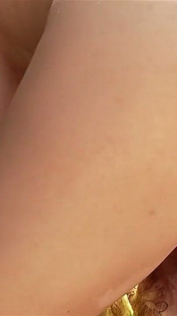 Úžasná kočička Jelena Jensen se svléká z džínového prádla!