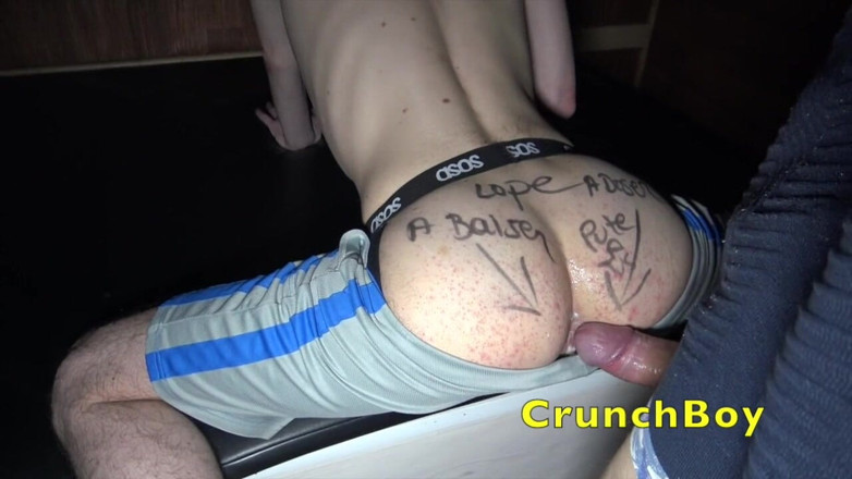 AMATOR BAREBACK FRENCH PORN: Si jalang dikongkek dalam jockstrap di bilik belakang oleh zakar...