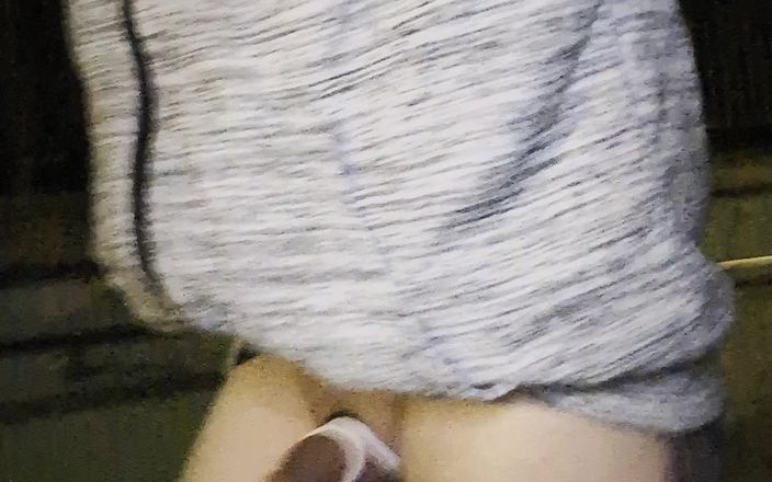 kinkygaynudist: Người đàn ông đồng tính khỏa thân với phích cắm dương vật