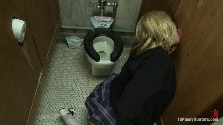 TS Pussy Hunters by Kink: Glory hole, hlava paní péro a devizové dívky