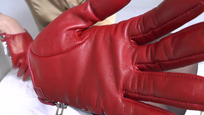 Lady Victoria Valente: 维多利亚·瓦伦特夫人，我红色皮手套上被她狠狠地嗅了嗅