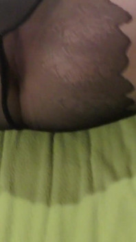 Des collants noirs décollent et se masturbent