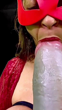Hisap dildo besar dan tetek tergantung