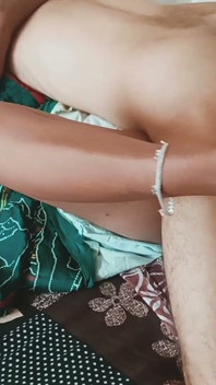 緑のサリーを着たデシ継母の熱いセックス。インディアン・ビレッジ・セックス。
