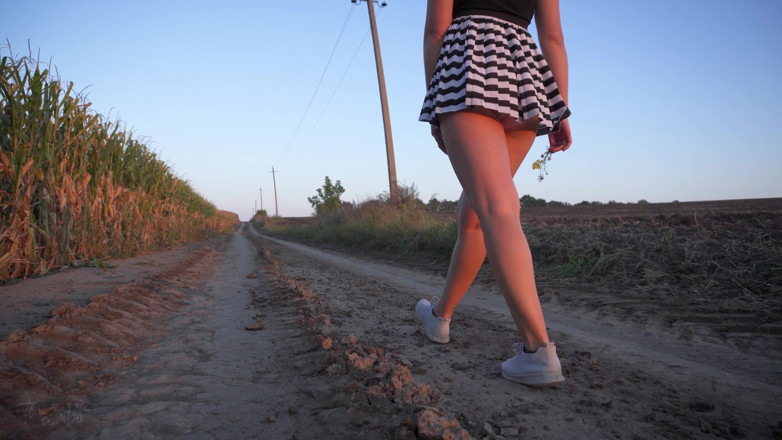 Teasecombo 4K: Подглядываю за горячей азиатской девушкой, светящей трусиками под юбкой, фантазия