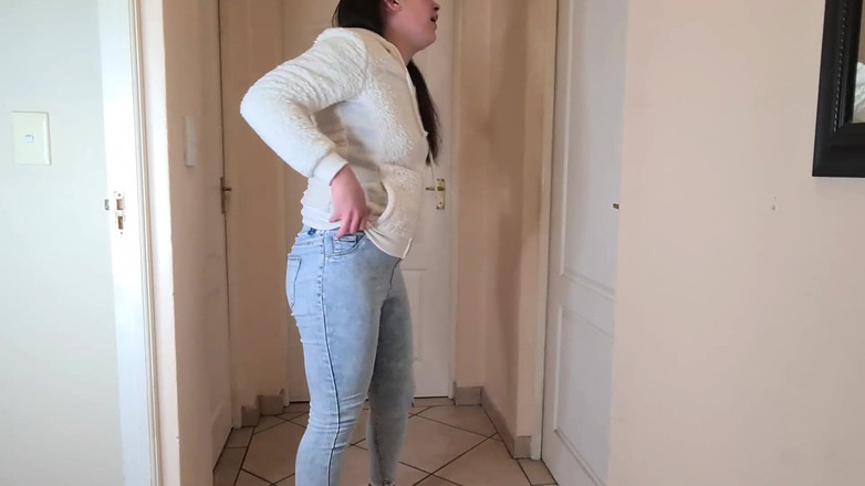 domslutfucker: Puta morena necesita desesperadamente mear, mea en sus blue jeans