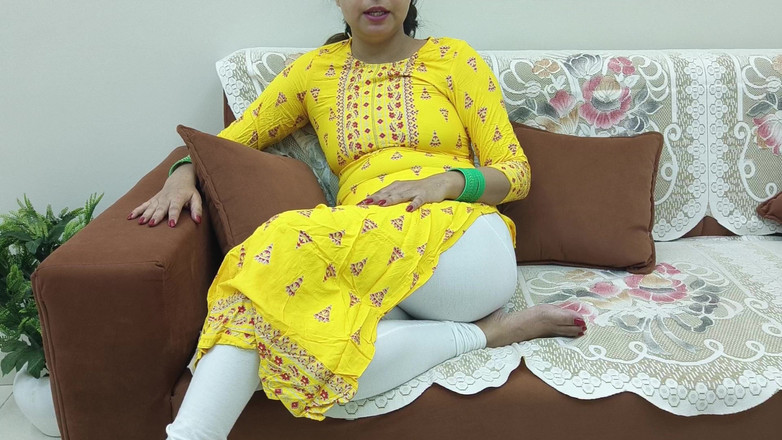 Saarabhabhi6: Indian Desi Kobieta w Sari na kanapie pokazuje swoje piersi