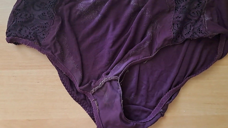 Younger_94: Silný orgasmus na mámě kalhotkách