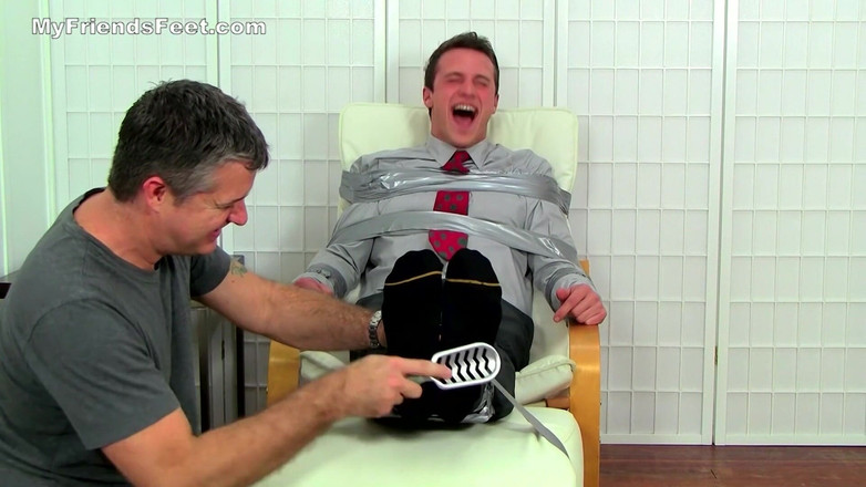 My friends feet: Szef Kenny łaskotał podczas związania taśmą kanału